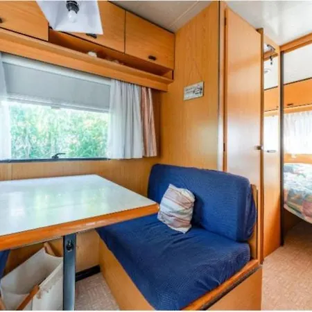 Caravane Dans Un Jardin Pres D'anduze 营地