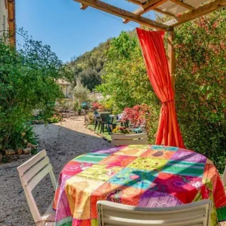 Caravane Dans Un Jardin Pres D'anduze *
