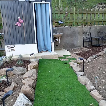 Caravane Dans Un Jardin Pres D'anduze