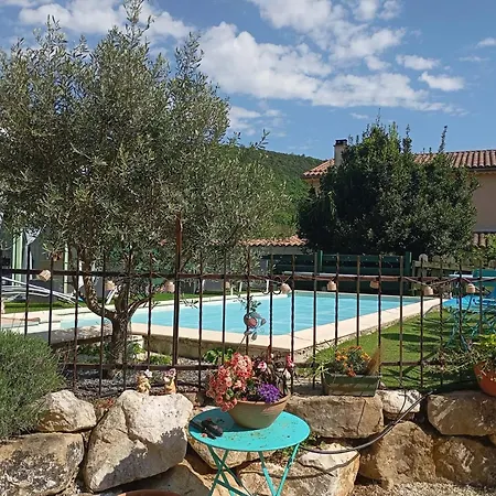 Caravane Dans Un Jardin Pres D'anduze *